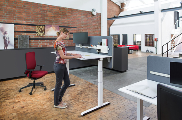 Höhenverstellbare Bürotische bieten flexibles Arbeiten im Büro